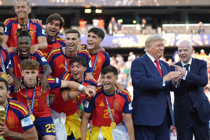Các cầu thủ Tây Ban Nha cổ vũ bên cạnh Tổng thống Donald Trump và Chủ tịch FIFA Gianni Infantino.&nbsp; Ảnh AP/Jacquelyn Martin.