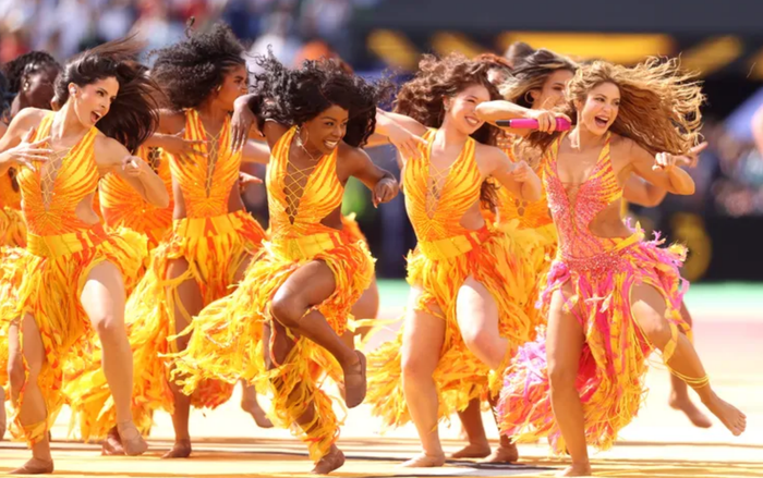 Shakira diện váy khoét cổ sâu với những đường cắt xẻ táo bạo. Ảnh: Getty Images