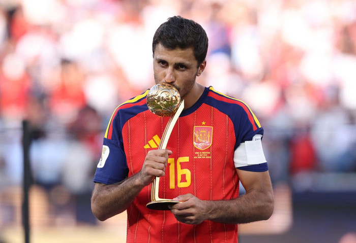 Rodri khép lại kỳ World Cup 2026 theo cách hoàn hảo nhất khi được vinh danh là Cầu thủ xuất sắc nhất giải. Ảnh: FIFA