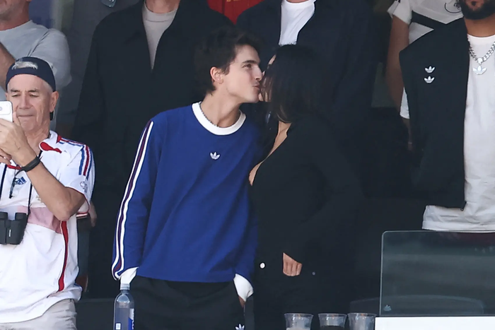 Kylie Jenner và Timothée Chalamet trên khán đài trận chung kết World Cup.