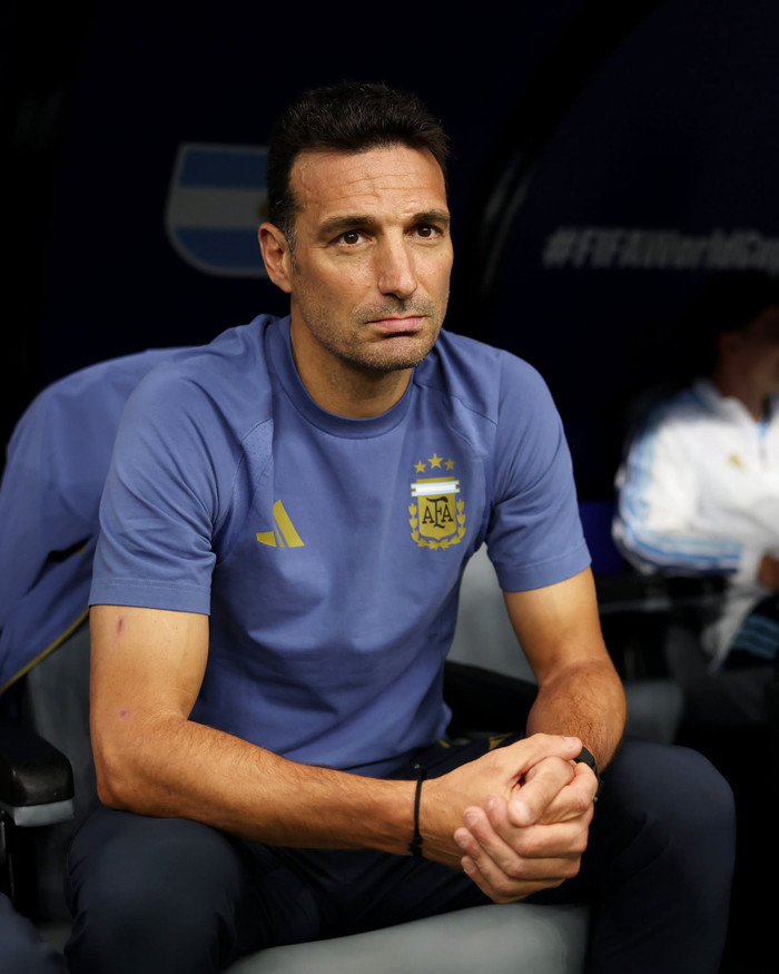 HLV Lionel Scaloni không giấu được sự xúc động sau khi Argentina để thua Tây Ban Nha 0-1 trong trận chung kết World Cup 2026. Ảnh: AFA