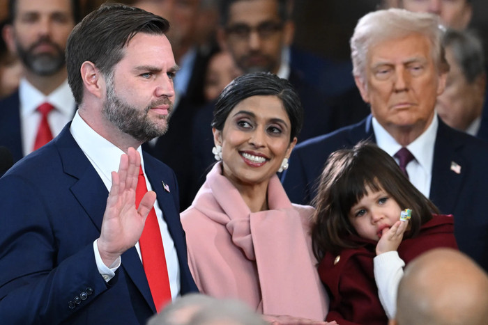 JD Vance tuyên thệ nhậm chức Phó Tổng thống Mỹ trước sự chứng kiến ​​của vợ ông, Usha Vance, gia đình và Tổng thống Donald Trump. (Ảnh: Pool/Getty Images)