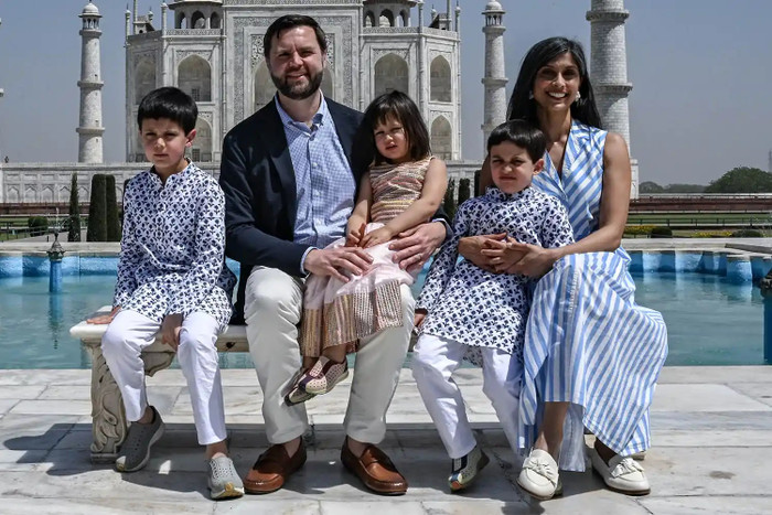 JD Vance và Usha Vance cùng các con tại Taj Mahal ở Ấn Độ vào ngày 23 tháng 4 năm 2025. (Ảnh: KENNY HOLSTON/POOL/AFP via Getty)&nbsp;