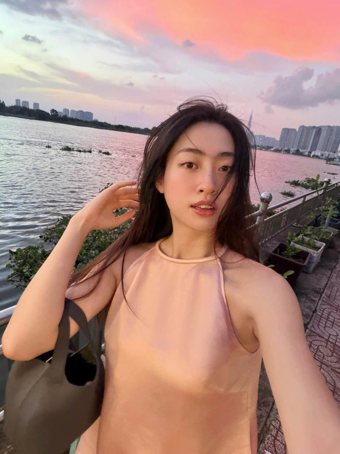 Hoa hậu Lương Thùy Linh gây thương nhớ với visual nàng thơ dưới ánh hoàng hôn. (Nguồn: FBNV)