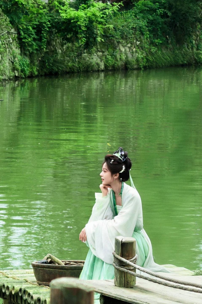 Triệu Kim Mạch ghi điểm với tạo hình cổ trang thanh thoát trong loạt ảnh hậu trường đầu tiên. Ảnh: Sina.