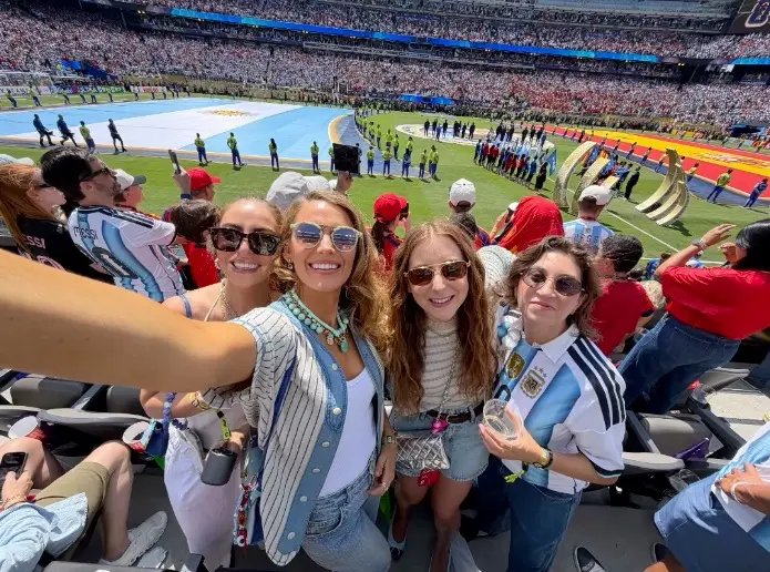 Blake Lively đến xem trận chung kết World Cup 2026 sau khi vắng mặt ở đám cưới Taylor Swift trước đó.