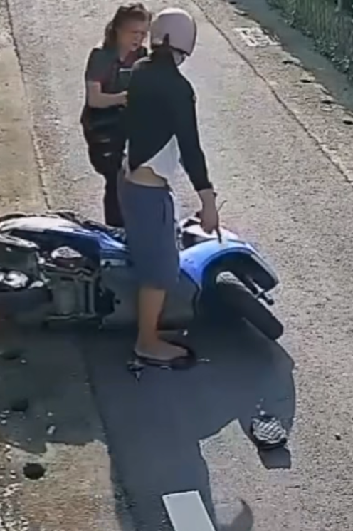 Giật túi xách của bà cụ, tên cướp phải năn nỉ xin tha ngay sau đó Ảnh 3