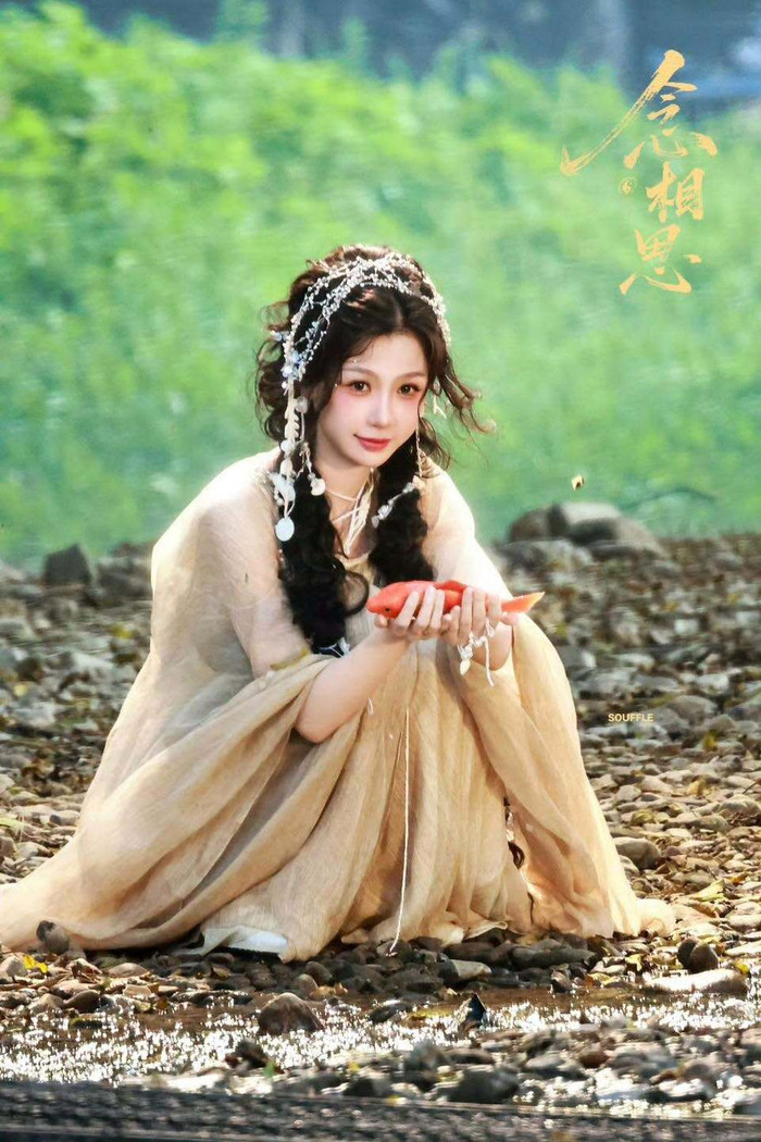 Những hình ảnh hậu trường mới của Ngu Thư Hân trong dự án tiên hiệp Trường Sinh Cốt đang thu hút sự quan tâm lớn trên mạng xã hội. Ảnh: Weibo&nbsp;