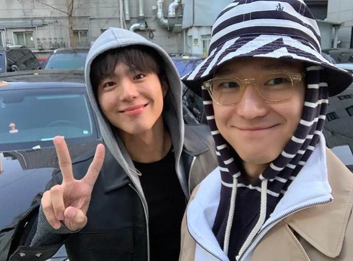 Go Kyung Pyo và Park Bo Gum thân thiết sau khi đóng Replay 1988.
