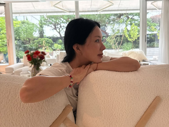 Uhm Jung Hwa từng phẫu thuật để điều trị ung thư tuyến giáp.