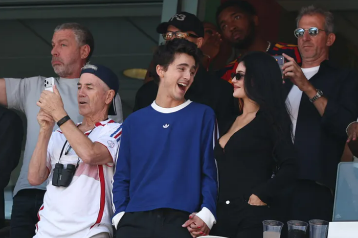 Kylie Jenner trở thành tâm điểm chú ý khi xuất hiện cùng bạn trai Timothée Chalamet trên khán đài trận chung kết FIFA World Cup 2026. Ảnh: Getty Images