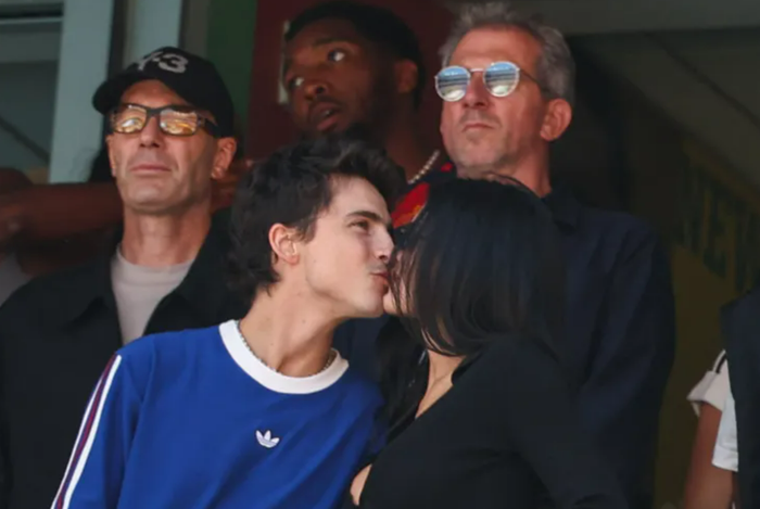 Kylie Jenner và Timothée Chalamet liên tục có những cử chỉ tình cảm trên khán đài.&nbsp;Ảnh: Getty Images