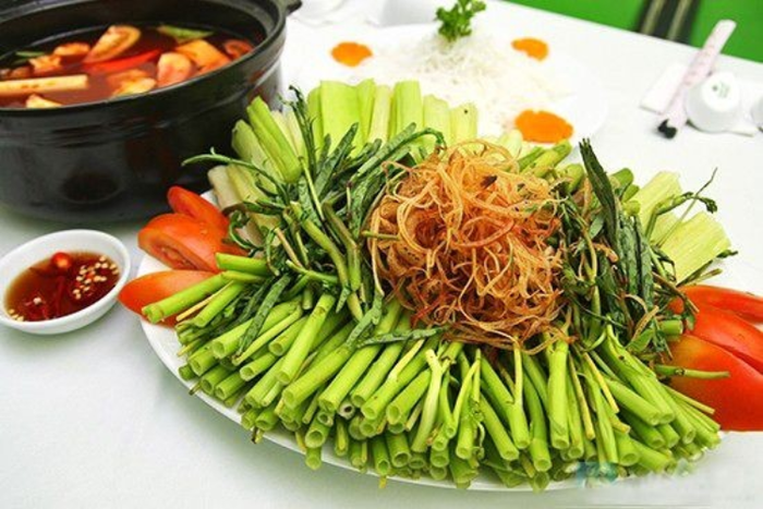 Lẩu hải sản không thể thiếu rau muống. Ảnh: Internet
