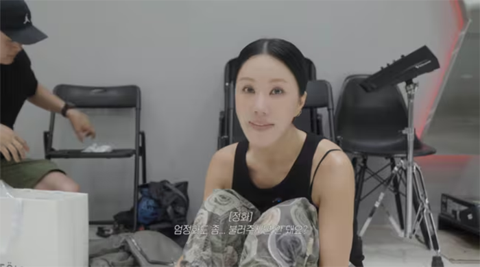 Trong video, Uhm Jung Hwa xuất hiện tại phòng tập để luyện tập cho sân khấu sắp tới.