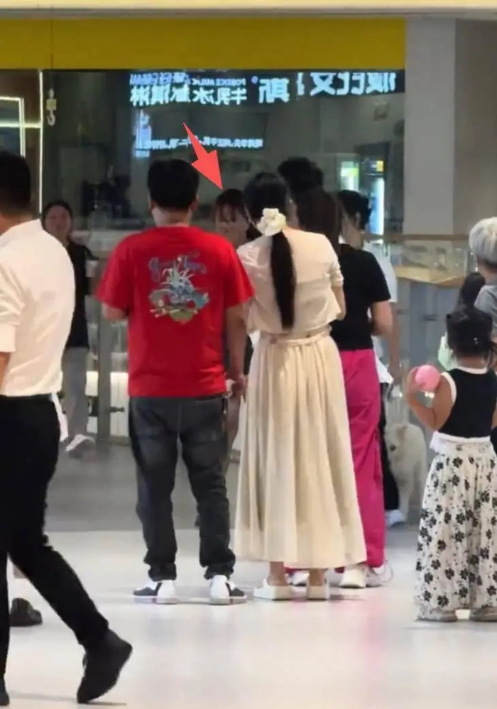 Dắt chó vào trung tâm thương mại, người phụ nữ bị tát vào mặt giữa đám đông Ảnh 5