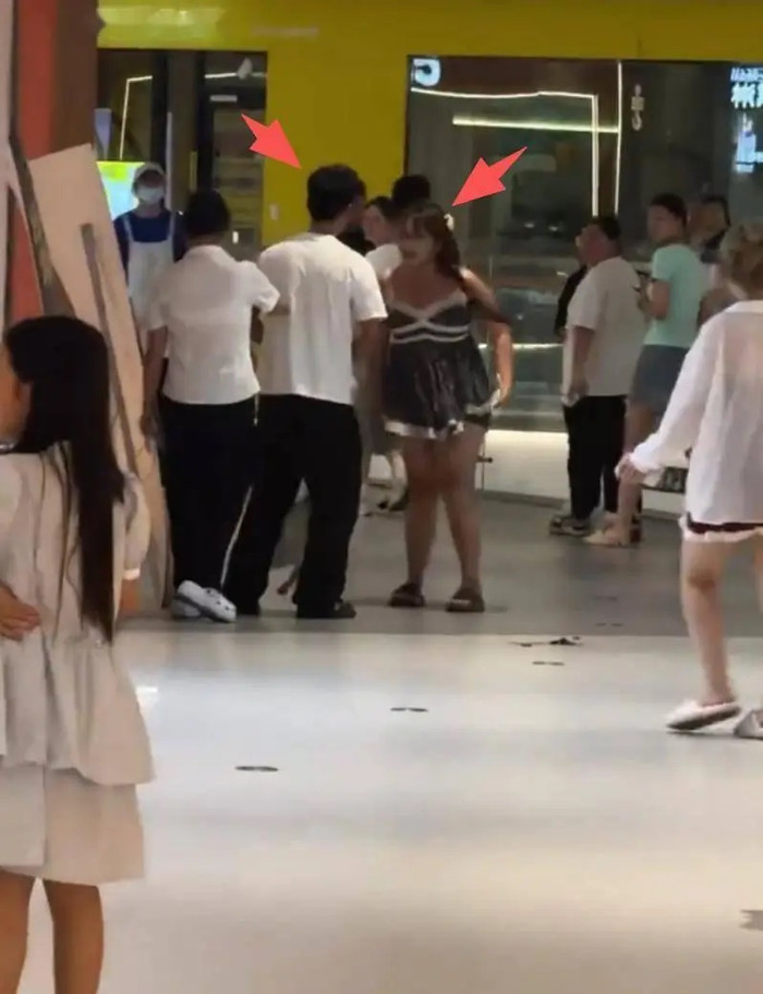 Dắt chó vào trung tâm thương mại, người phụ nữ bị tát vào mặt giữa đám đông Ảnh 2