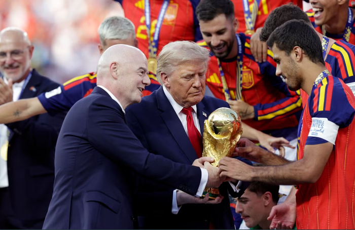 Khoảnh khắc Tổng thống Mỹ cùng Chủ tịch FIFA trao huy chương cho nhà vô địch Tây Ban Nha. Ảnh: Getty Images