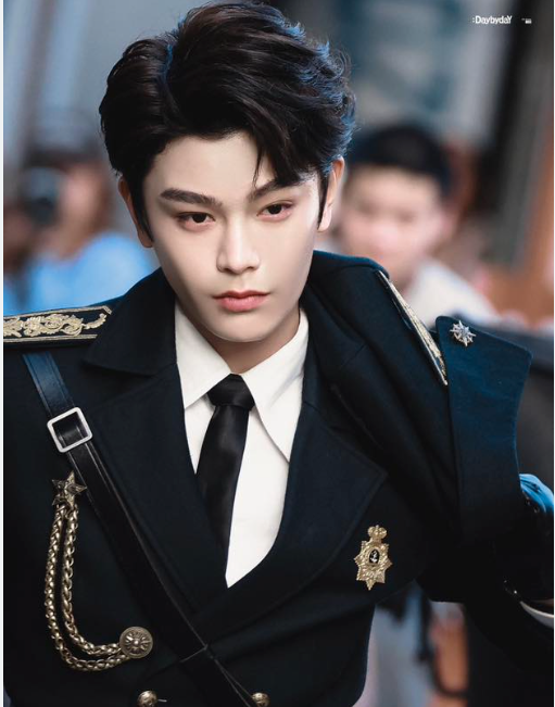 Đinh Vũ Hề khiến người hâm mộ bất ngờ với tạo hình trong Hồ Sơ Nam Bộ, đóng cùng Trương Tân Thành. Không còn hình ảnh cổ trang quen thuộc, nam diễn viên xuất hiện với vest tối màu, tóc vuốt ngược và phong thái điềm đạm. Ngay khi hình ảnh được công bố, từ khóa liên quan đến tạo hình Dân Quốc của Đinh Vũ Hề nhanh chóng thu hút lượng lớn thảo luận trên mạng xã hội.