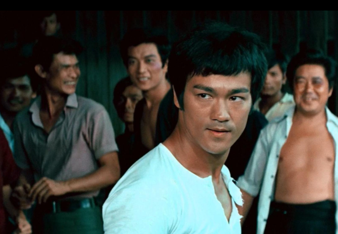 Lý Tiểu Long xuất hiện trên màn ảnh từ khi còn nhỏ, trước khi trở thành huyền thoại võ thuật.