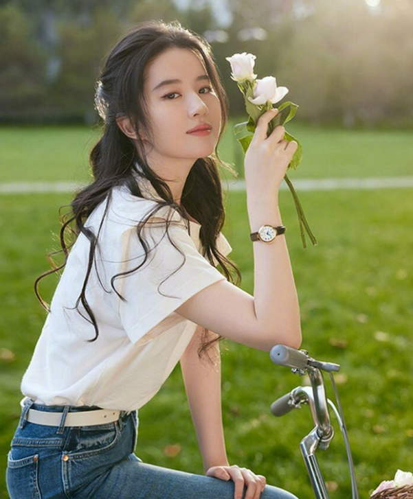 Trong vai Hứa Hồng Đậu, Lưu Diệc Phi mang đến hình ảnh nhẹ nhàng, trưởng thành và chữa lành. Bộ phim không chỉ đạt thành tích khả quan mà còn tạo hiệu ứng quảng bá du lịch mạnh mẽ cho tỉnh Vân Nam.