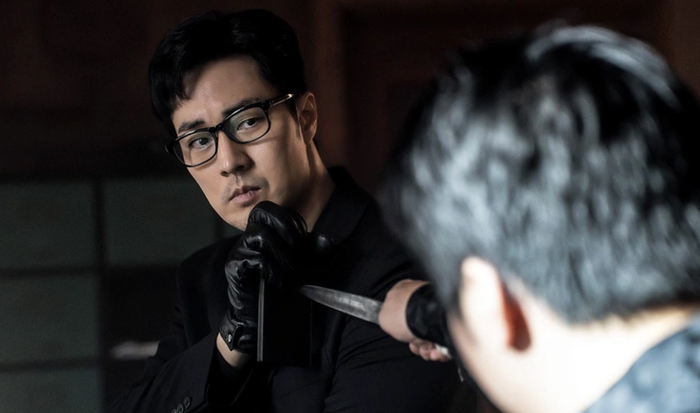 Dẫn đầu bảng xếp hạng Netflix Việt Nam hiện nay là Đặc Vụ Kim Tái Khởi Động, bộ phim hành động - giật gân do So Ji Sub đóng chính. Tác phẩm được chuyển thể từ webtoon nổi tiếng Manager Kim và phát sóng đồng thời trên SBS cùng Netflix từ ngày 26/6/2026. Nội dung xoay quanh Kim Do Hyun, cựu đặc vụ mang mật danh 'Code 66' từng rời bỏ quá khứ đầy bạo lực để sống bình lặng bên con gái. Tuy nhiên, khi cô bé bị bắt cóc bởi một âm mưu liên quan đến giới tài phiệt và chính trị, anh buộc phải tái xuất, sử dụng toàn bộ kỹ năng từng bị chôn vùi để giải cứu con và đối đầu với những thế lực nguy hiểm. Sự kết hợp giữa các pha hành động dồn dập, yếu tố báo thù và tình cảm gia đình đã giúp bộ phim duy trì sức hút, tiếp tục giữ vị trí số 1 trên Netflix Việt Nam.