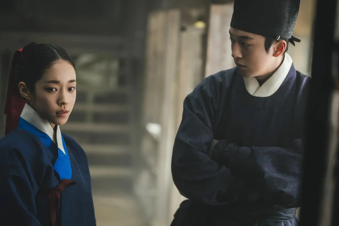 Xếp ngay sau là Lời Nguyền Đông Cung, dự án cổ trang - kinh dị được Netflix phát hành trọn bộ 8 tập vào ngày 17/7. Bộ phim quy tụ Nam Joo Hyuk, Roh Yoon Seo, Cho Seung Woo và Kwak Dong Yeon, lấy bối cảnh triều đại Joseon sau cái chết đột ngột của Thái tử, kéo theo hàng loạt hiện tượng siêu nhiên và lời nguyền đẫm máu trong cung đình. Để điều tra sự thật, nhà vua bí mật triệu tập kiếm sĩ Gu Cheon - người có khả năng đi xuyên cõi âm dương cùng cung nữ Saeng Gang có thể giao tiếp với linh hồn. Trên hành trình trừ tà, cả hai dần khám phá những bí mật đen tối của hoàng tộc. Dù được xem là một trong những dự án nổi bật của Netflix trong năm nay, bộ phim hiện vẫn chưa thể vượt qua Đặc Vụ Kim Tái Khởi Động trên bảng xếp hạng.