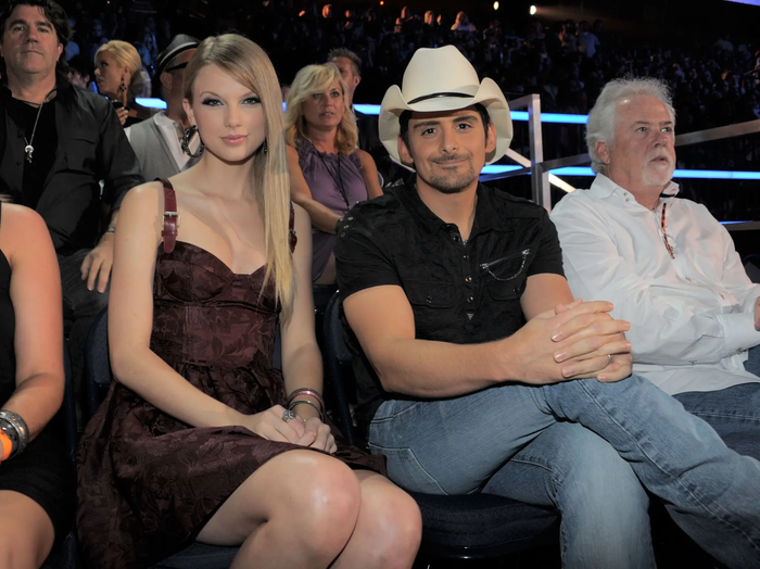 Brad Paisley tiết lộ anh đặc biệt xúc động khi nhận được thiệp mời từ Taylor Swift và Travis Kelce.&nbsp;