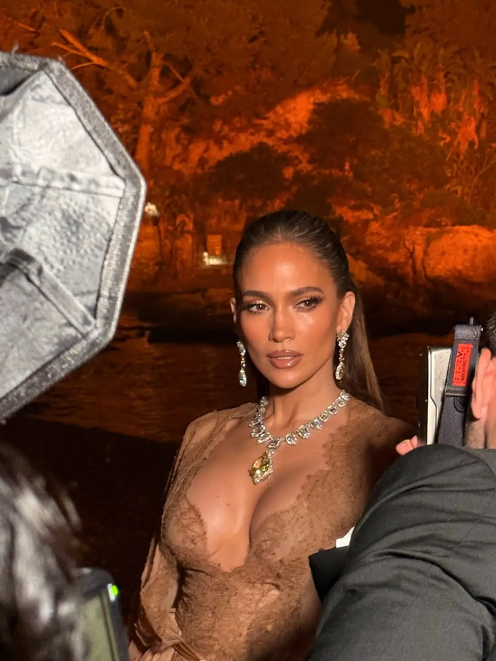 Jennifer Lopez thường xuyên trở thành tâm điểm nhờ ngoại hình trẻ trung và vóc dáng săn chắc.&nbsp;
