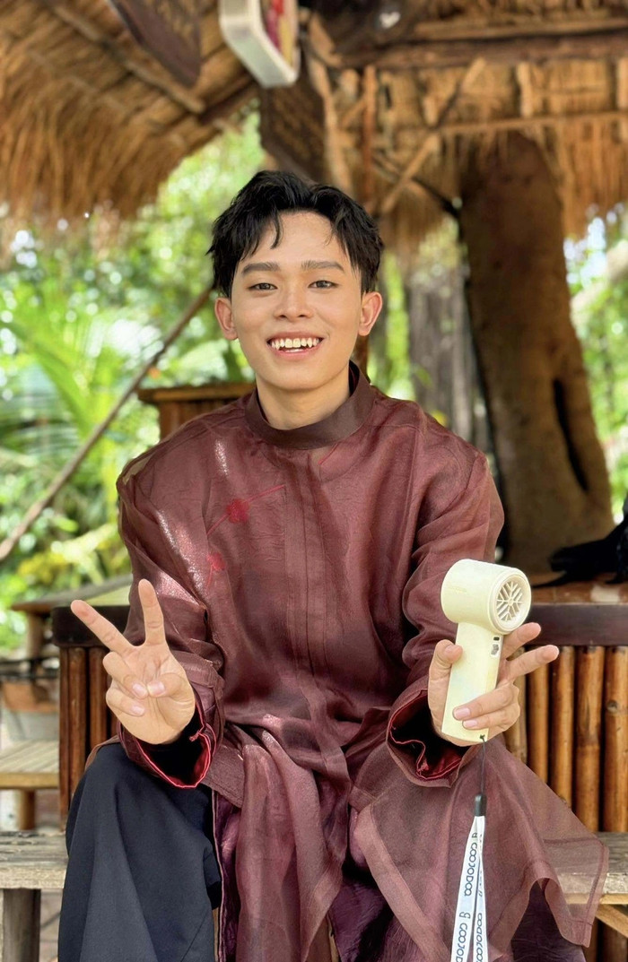Ca sĩ Hồ Văn Cường quê ở Đồng Tháp - vùng đất sen hồng thanh bình, giản dị nhưng cũng đong đầy yêu thương.&nbsp;
