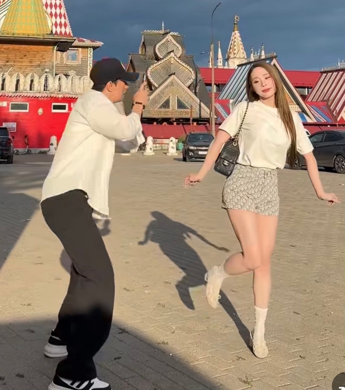 Việt Anh và Quỳnh Nga đi du lịch. Ảnh: FBNV