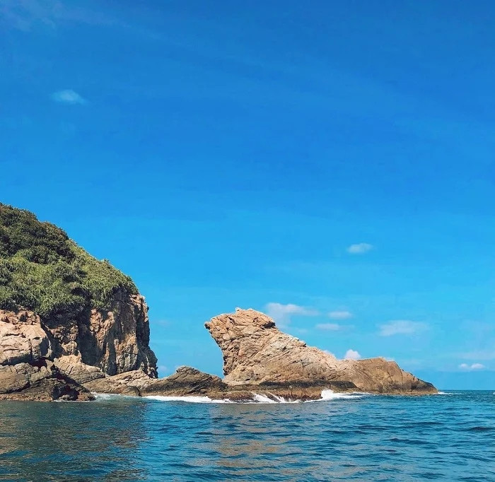 Hình dáng Mũi Nghê giống như con sư tử biển nằm quay đầu vào núi đá, một trong những điểm check in ở Đà Nẵng nổi tiếng (Ảnh: yang_surya_88)&nbsp;