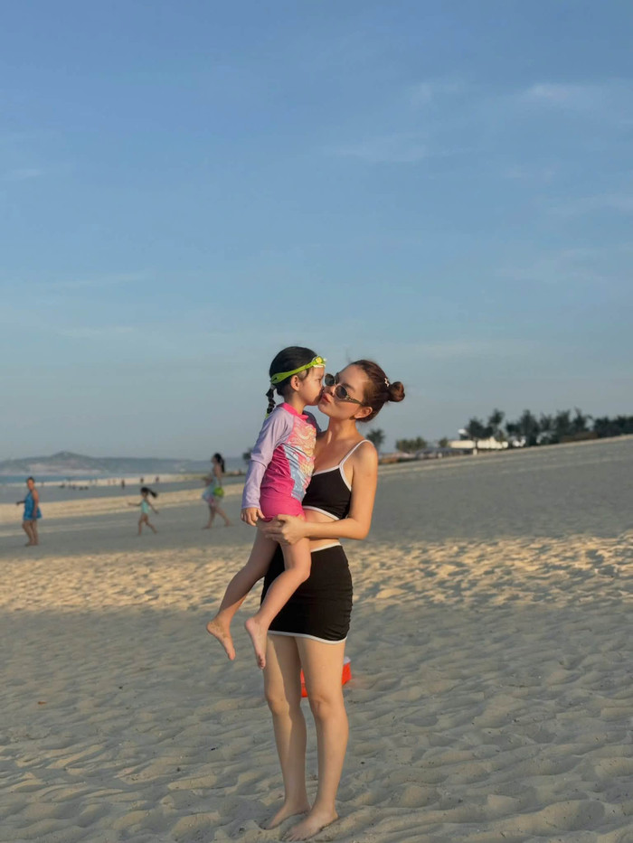 Phạm Quỳnh Anh khoe khoảnh khắc bên con. (Nguồn: FBNV)