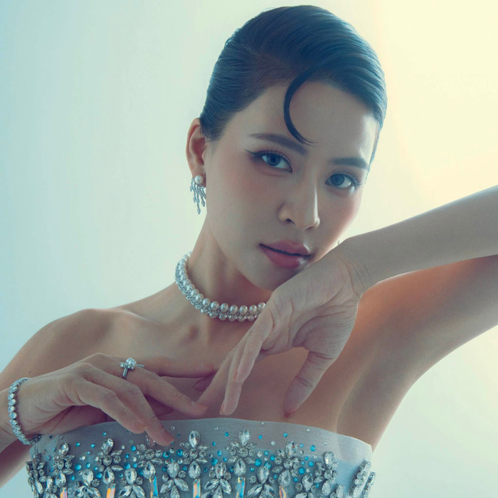 Hà Nhi diện váy cúp ngực quyến rũ, úp mở chuyện tình cảm trên mạng xã hội. (Nguồn: FBNV)