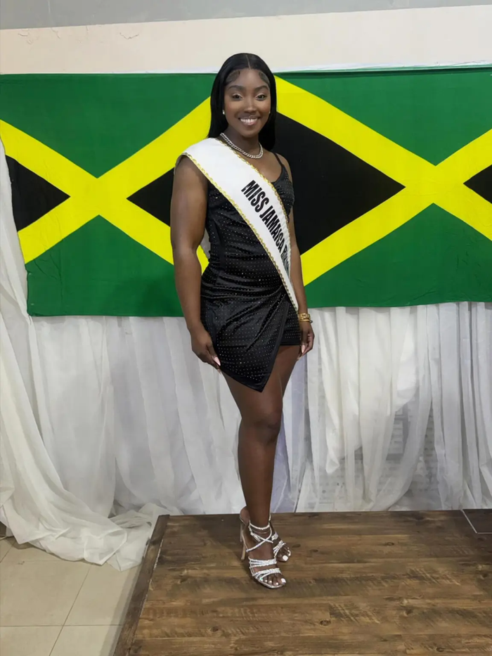 LaToya Malcolm từng tham gia cuộc thi Miss Universe Jamaica 2024 trước khi đăng quang danh hiệu hoa hậu tại Miss Jamaica Bikini International 2024.