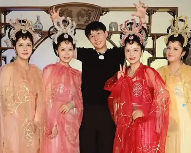 Long Tử Gia (đứng giữa) tổ chức buổi gặp cho mẹ Diêu Gia và các đồng nghiệp. (Ảnh: Chụp màn hình)