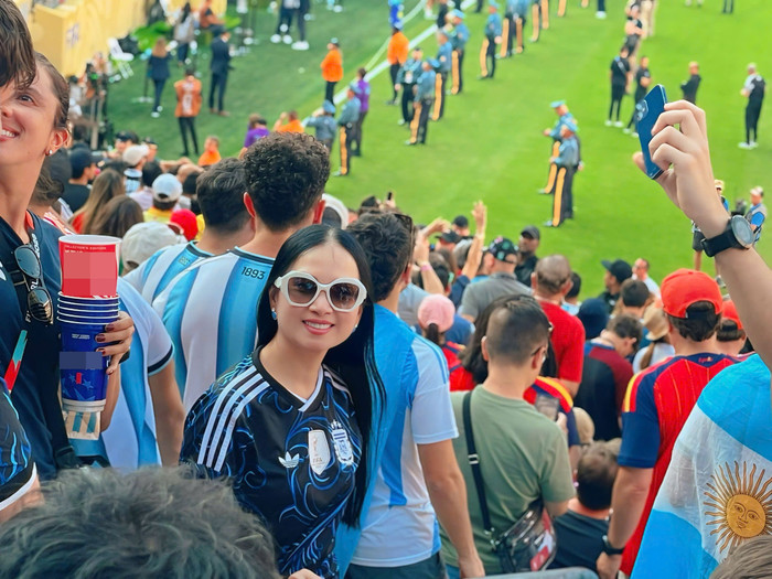 Nữ ca sĩ Việt được chồng tỷ phú mua vé cho đi xem chung kết World Cup 2026 Ảnh 1