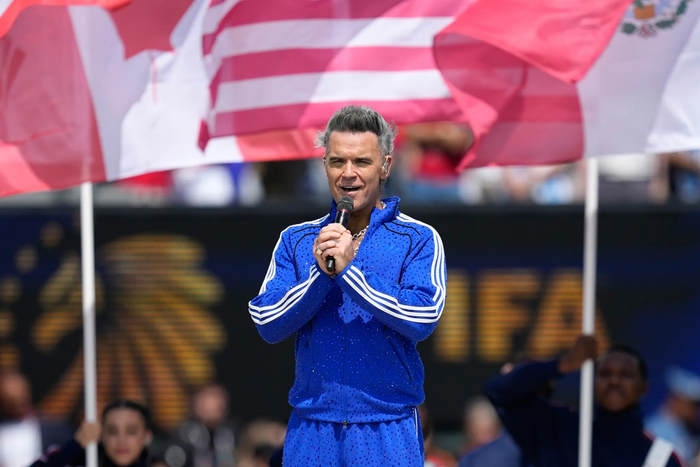 Robbie Williams vừa chính thức lên tiếng làm rõ đoạn video gây tranh cãi tại trận chung kết World Cup 2026.