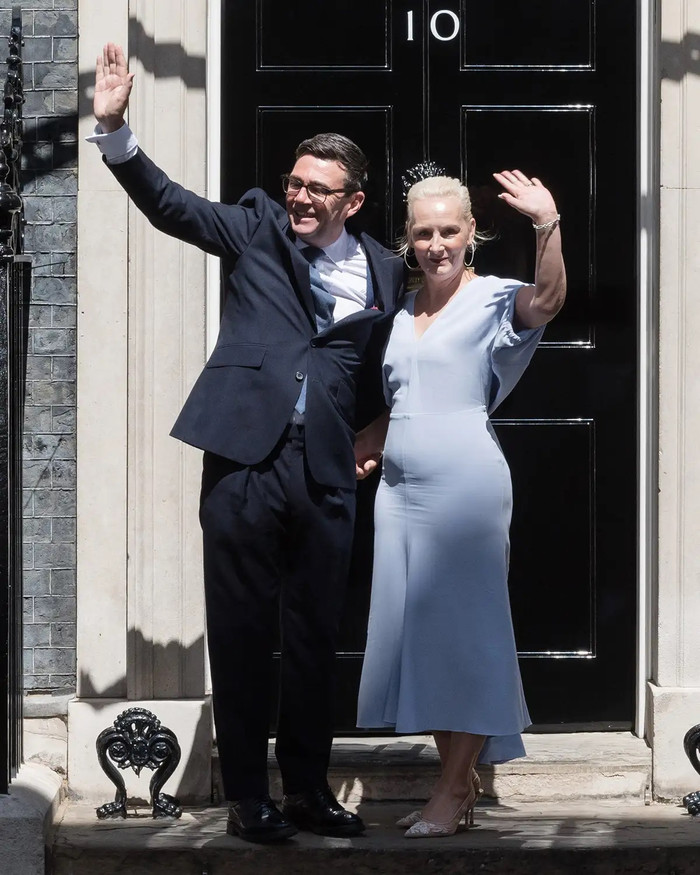 Andy Burnham và vợ - Marie-France van Heel, chụp ảnh bên ngoài số 10 phố Downing sau khi ông được bổ nhiệm làm Thủ tướng thứ 59 của Anh tại London vào ngày 20 tháng 7. (Ảnh: Wiktor Szymanowicz/Nhà xuất bản trong tương lai/Getty)&nbsp;