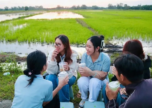 Các bạn trẻ rủ nhau... ra đồng uống cà phê buổi sáng ở Đồng Tháp. Nguồn ảnh: Thảo Phương/Báo Thanh Niên