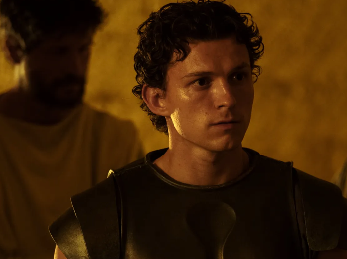 Trong phiên bản của Nolan, Telemachus con trai của Odysseus được xây dựng non nớt hơn so với nguyên tác. Ảnh: NSX