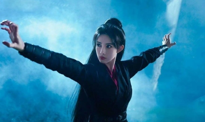 Mai Siêu Phong là đệ tử của Hoàng Dược Sư và nổi danh với Cửu Âm Bạch Cốt Trảo cùng Tồi Tâm Chưởng. Do luyện sai kinh văn của Cửu Âm Chân Kinh, võ công của bà tồn tại nhiều khiếm khuyết nhưng lại trở nên vô cùng hiểm độc, khiến không ít cao thủ võ lâm phải e dè. Với lối đánh tàn nhẫn, kình lực mạnh và kinh nghiệm thực chiến phong phú, Mai Siêu Phong từng trở thành nỗi ám ảnh của võ lâm Trung Nguyên, đồng thời là một trong những nữ phản diện có thực lực nổi bật nhất trong các tác phẩm của Kim Dung.