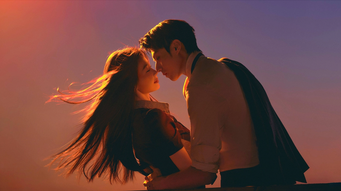 Bộ phim đánh dấu màn kết hợp giữa Ngu Thư Hân và Trần Tĩnh Khả trên nền tảng iQIYI. Chuyển thể từ tiểu thuyết Hiệp Lộ của Trường Nhị, tác phẩm theo đuổi màu sắc học đường và chữa lành. Nhân vật chính Lâm Vãn Tinh, một tiến sĩ tâm lý, quyết định trở về quê nhà sau biến cố lớn để trở thành giáo viên. Tại đây, cô cùng huấn luyện viên Vương Pháp đồng hành với những học sinh cá biệt, giúp các em vượt qua mặc cảm, xây dựng sự tự tin và theo đuổi ước mơ. Nội dung giàu tính nhân văn cùng thông điệp tích cực giúp bộ phim nhận được nhiều phản hồi tốt từ khán giả.