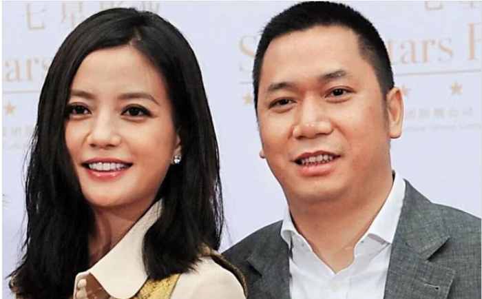Triệu Vy và Huỳnh Hữu Long từng là một trong những cặp đôi quyền lực của giới giải trí và đầu tư Trung Quốc. Ảnh: Sohu