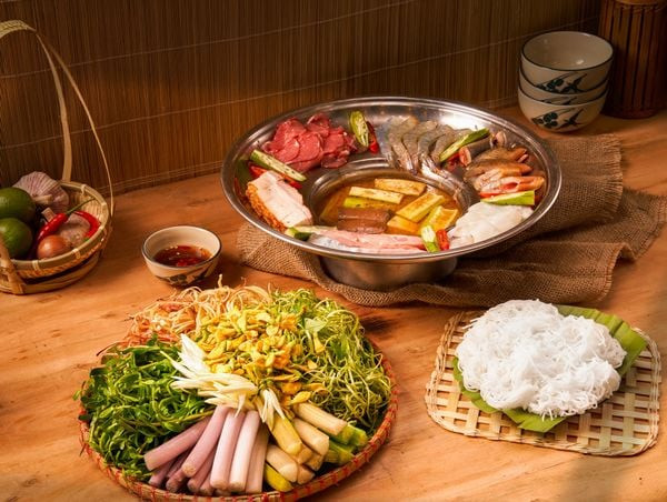 Lẩu mắm ăn kèm bông súng. Ảnh: Nhà hàng Phương Nam