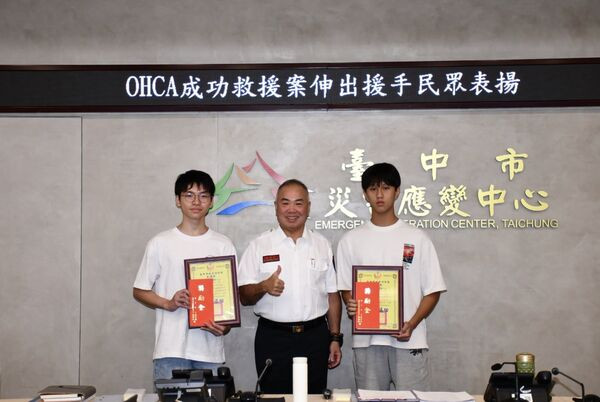 Trưởng phòng Cứu hỏa thành phố Đài Trung, ông Sun Fu-you, trao giải thưởng cho hai học sinh Lin (trái) và Hsieh (phải). (Ảnh/Lấy từ trang Facebook của Sở Cứu hỏa thành phố Đài Trung)