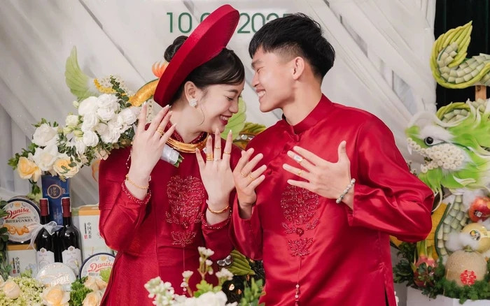 Vợ chồng cầu thủ Hồ Văn Cường và cô giáo Nguyễn Linh đều cùng sinh ra và lớn lên ở Nghệ An.