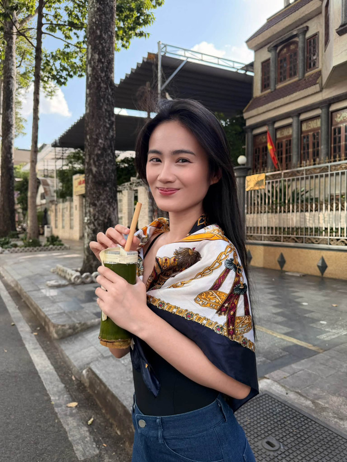 Ý Nhi hiện vừa du học ở nước Úc, vừa tranh thủ về Việt Nam khi có thời gian rảnh để tham gia lịch trình công việc hoặc gặp gỡ bạn bè và gia đình. Ảnh: FBNV