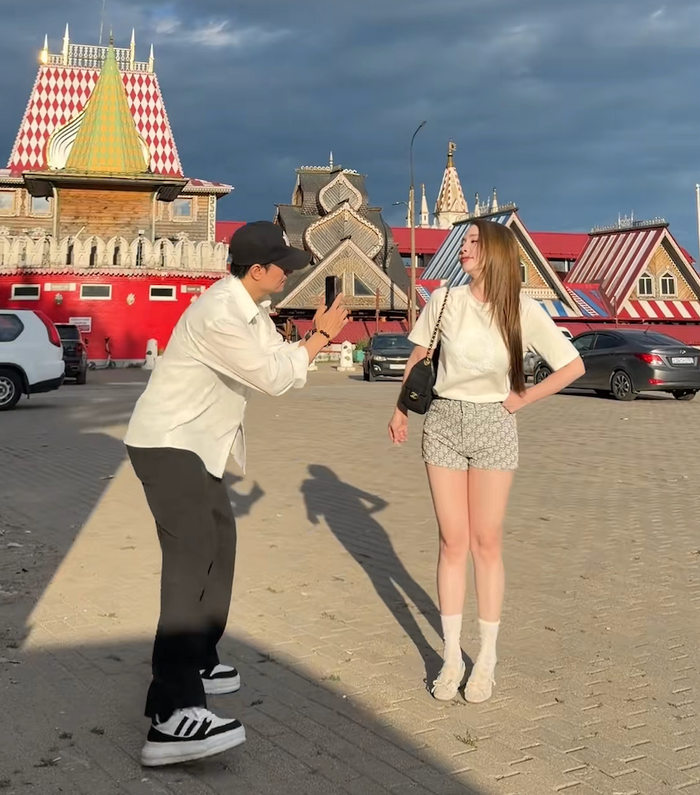 Việt Anh và Quỳnh Nga thoải mái thể hiện tình cảm trong chuyến du lịch gần đây. Ảnh chụp màn hình
