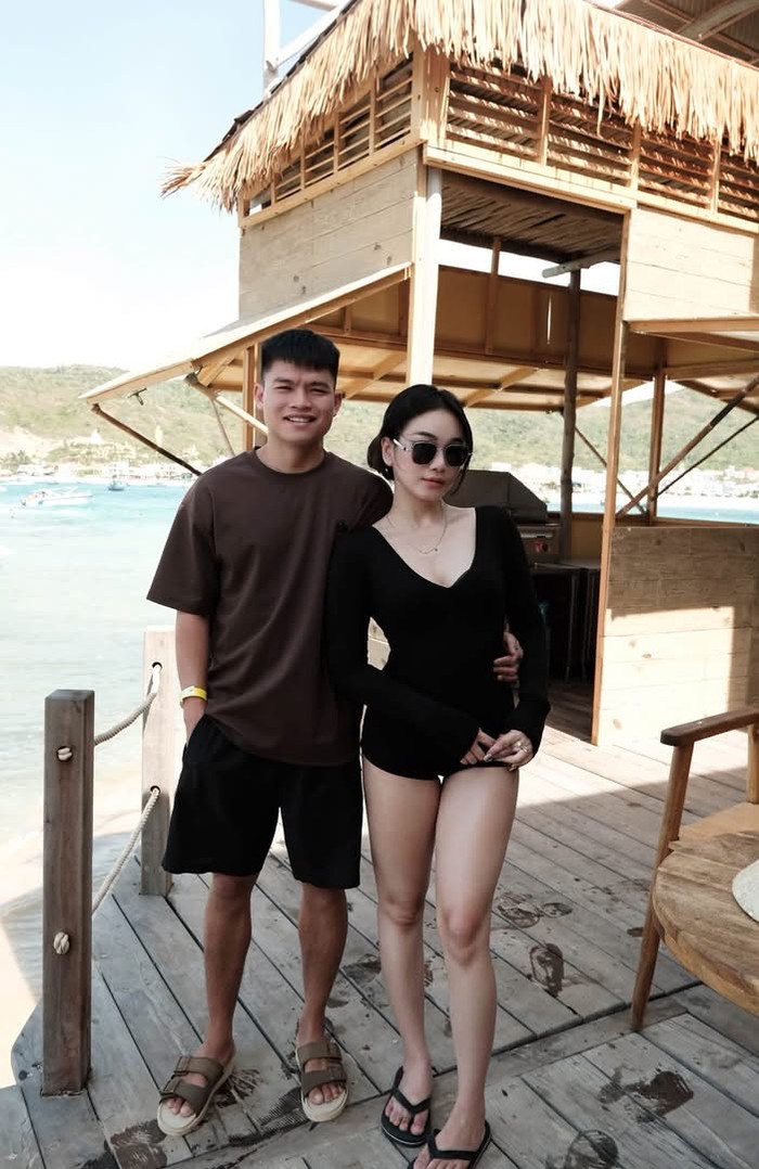 Hồ Văn Cường cho biết anh rất yêu vợ. Hậu vệ sinh năm 2004 quyết tâm thành công trên sân cỏ để lo cho gia đình. Ảnh: FBNV