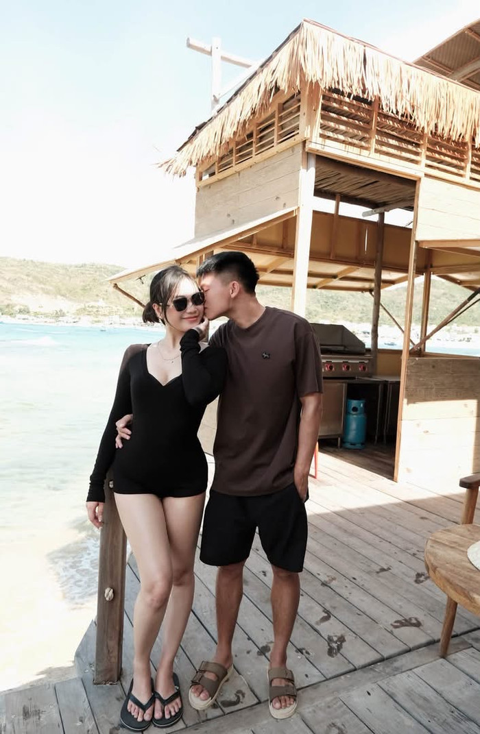 Nguyễn Linh, vợ Hồ Văn Cường vừa đăng loài ảnh tình tứ bên chồng. Nụ hôn của Hồ Văn Cường dành cho vợ nhận được sự quan tâm của người hâm mộ. Ảnh: FBNV